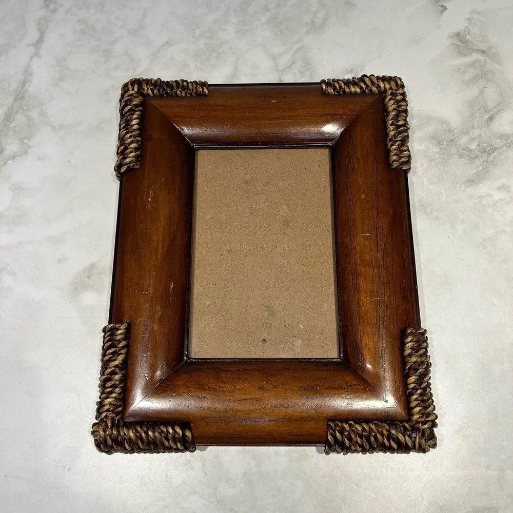 SICURA Woven Rattan Free Standing Frame for 4x6 photos **READ**